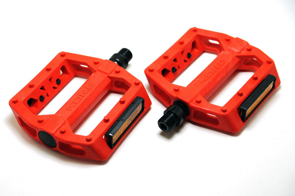 Педали KORE RIVERA Thermo Nylon,ось сталь 9\16 ,шипы,красные,308гр Педали KORE RIVERA Thermo Nylon,ось сталь 9\16 ,шипы,красные,308гр