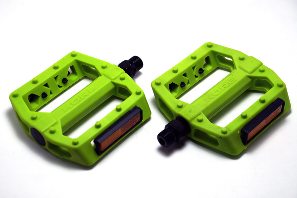 Педали KORE RIVERA Thermo Nylon,ось сталь 9\16 ,шипы,зеленые,308гр Педали KORE RIVERA Thermo Nylon,ось сталь 9\16 ,шипы,зеленые,308гр